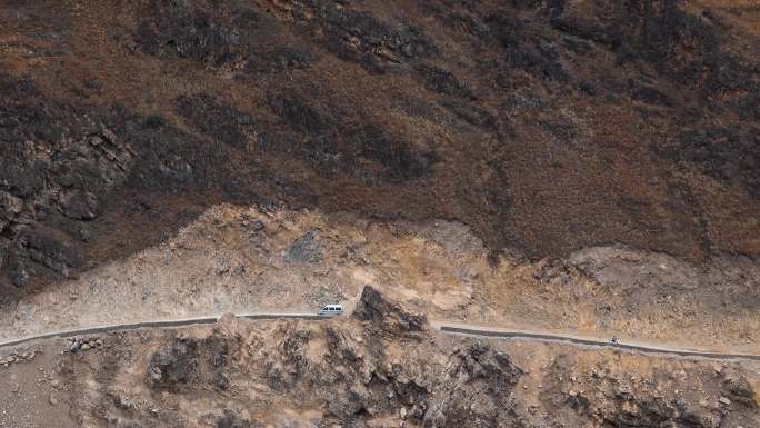 4k四川云南金色黄土高山山路行驶摩托车辆