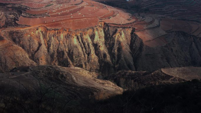 4k云南东川红土地落霞沟村庄的光影田地