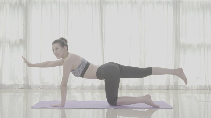 美女练瑜伽4klog长视频