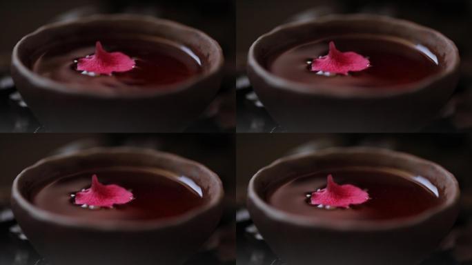 落在茶水水面上的花瓣慢动作