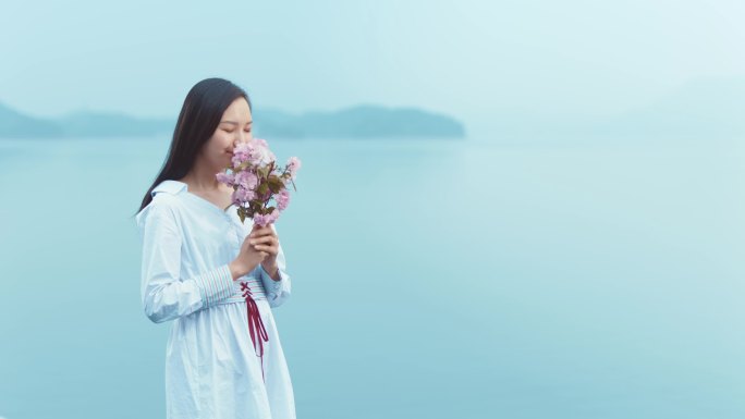 闻花的女孩