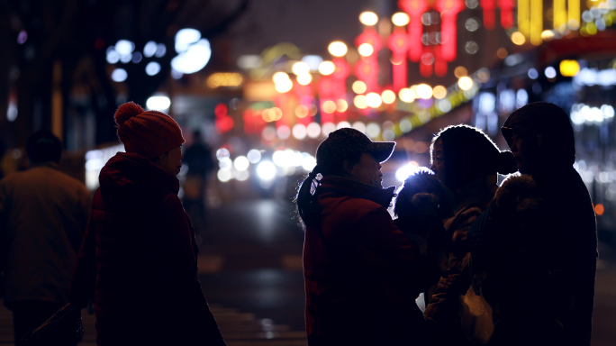 城市街道春节夜景行人，北京街景车流