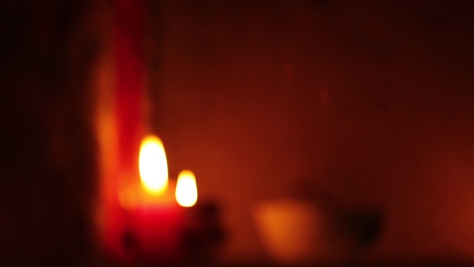 佛龛旁的烛火虚焦