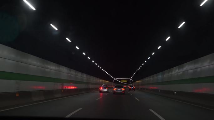 4K车辆在隧道中行驶
