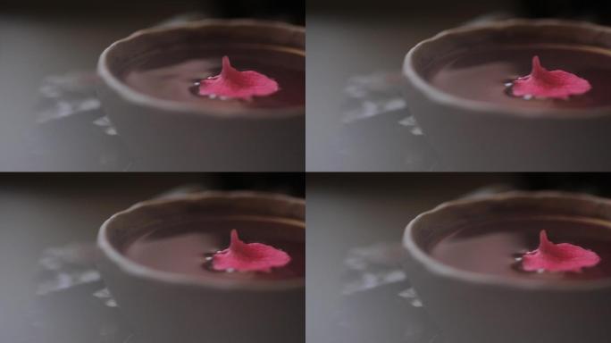 落在茶杯里的花瓣慢放