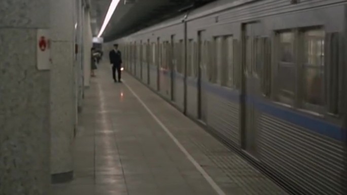 日本城市新型地铁乘客旅客站台下车