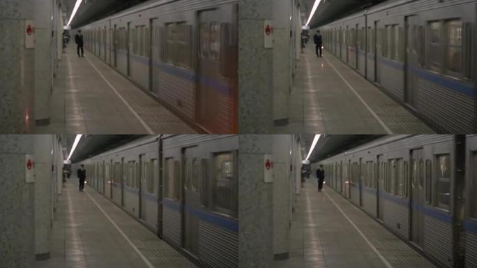 日本城市新型地铁乘客旅客站台下车