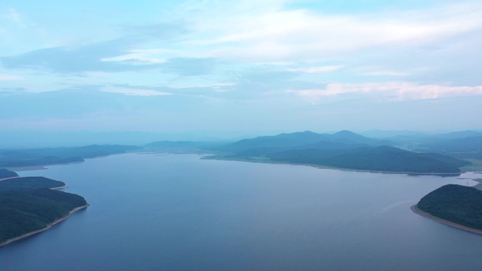 实拍绿水青山灌溉稻田的水库