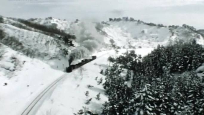 冬季雪中大兴安岭内燃机车火车南满铁路