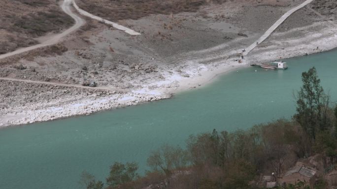 4k长江云南金沙江上游黄土高山沟壑碧绿江