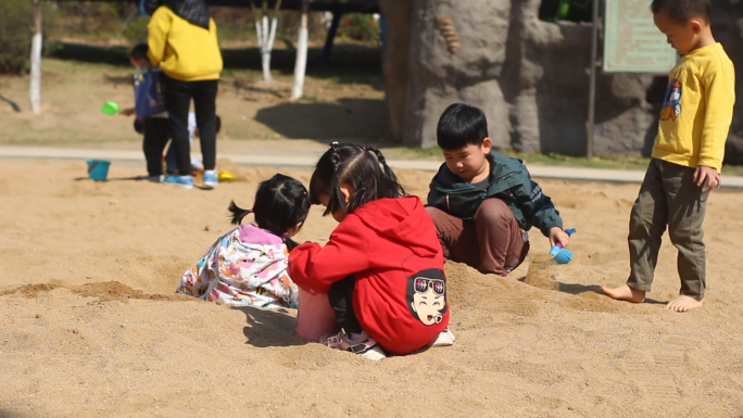 儿童玩沙子