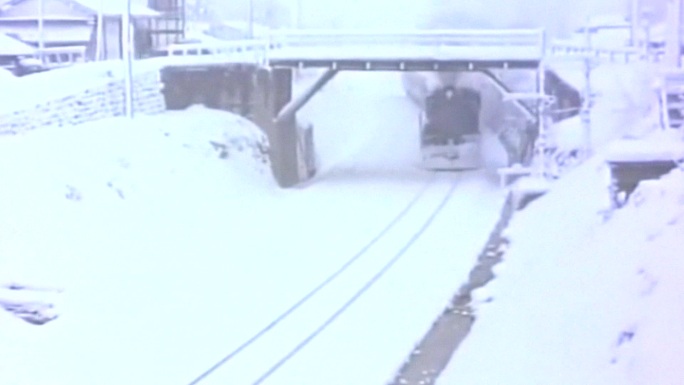 冬季雪中老式火车列车进站乘客站台