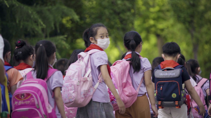 疫情期间小学生放学