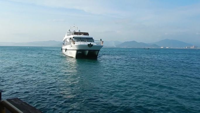 三亚西岛摆渡船客船靠岸