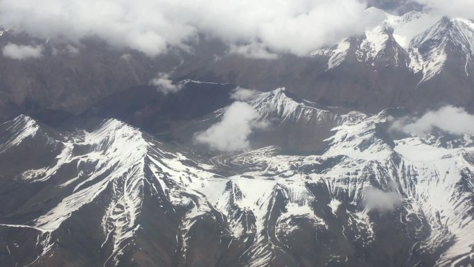 飞机上拍摄高山