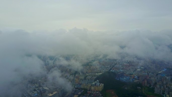 龙华阴雨天爬升穿云航拍前进