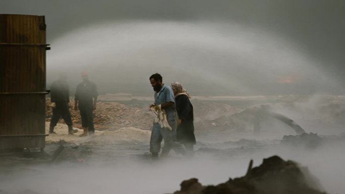 科威特伊拉克消防员高压水枪灭火扑灭