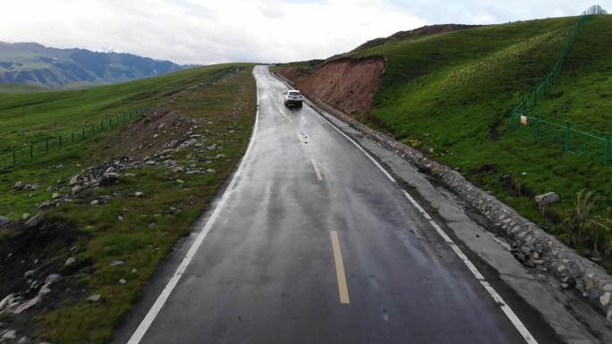 行驶山路