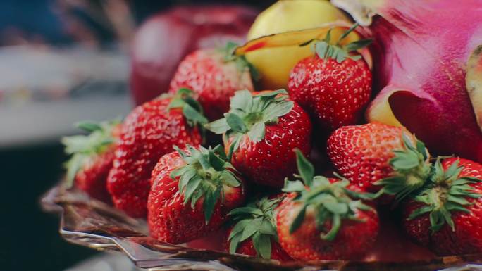 草莓水果落水慢动作水果拼盘