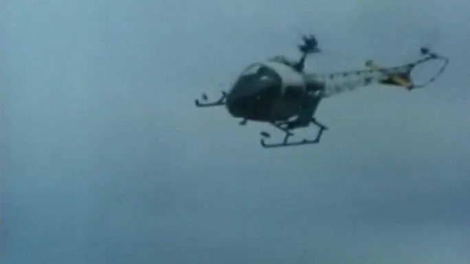 乡村农田直升飞机喷洒农药