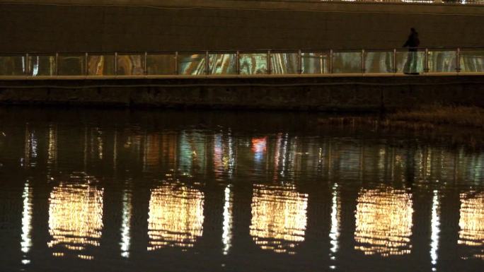 水面与桥城市灯光五彩光斑