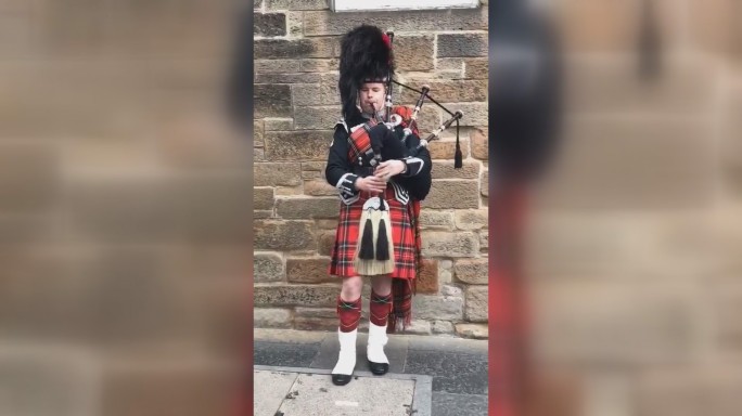 英国苏格兰爱丁堡街头演奏苏格兰风笛视频