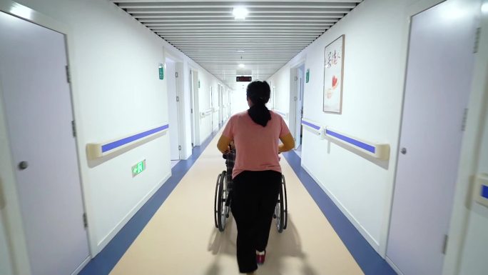 康复医院老年人生活轮椅护工照顾乒乓球健康