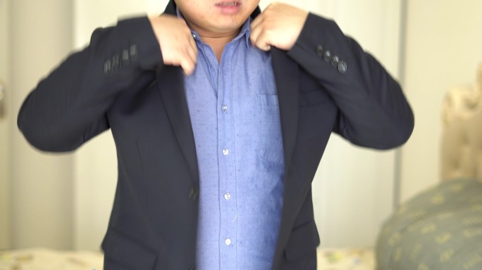 【原创】领导穿西服系领带整理衣服