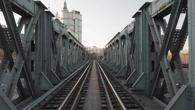 4k钢铁火车桥穿越空镜