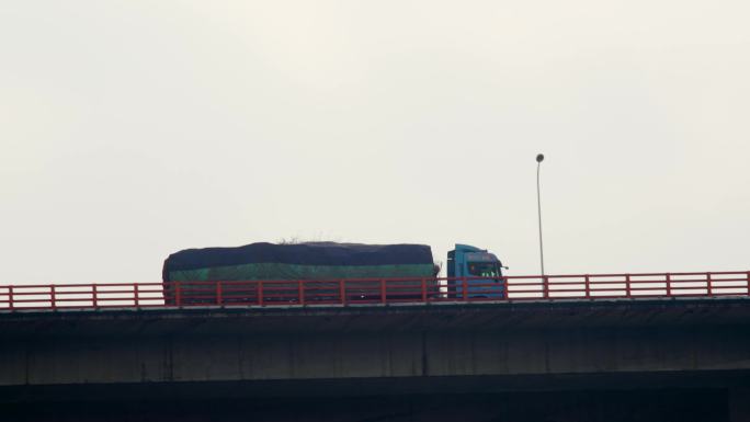 4k货车在桥上奔跑