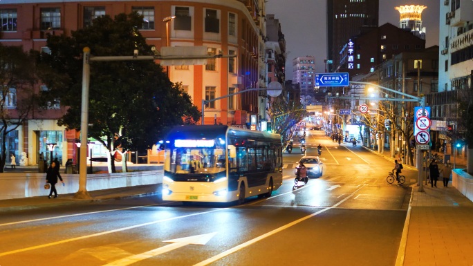 4K原创)城市夜景街道人流电瓶车公交车