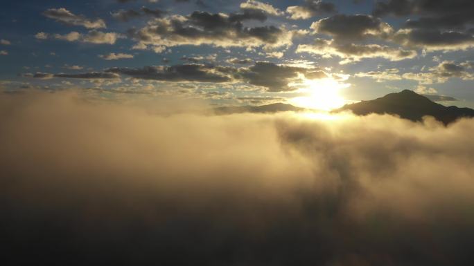 云海穿云云海穿梭穿过云层看见太阳视频合集