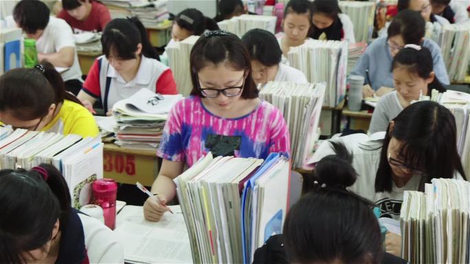 高考自习教室高三学生复习