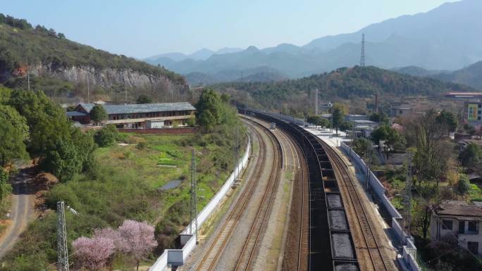 4K航拍春天京广线坳上站驶过的列车