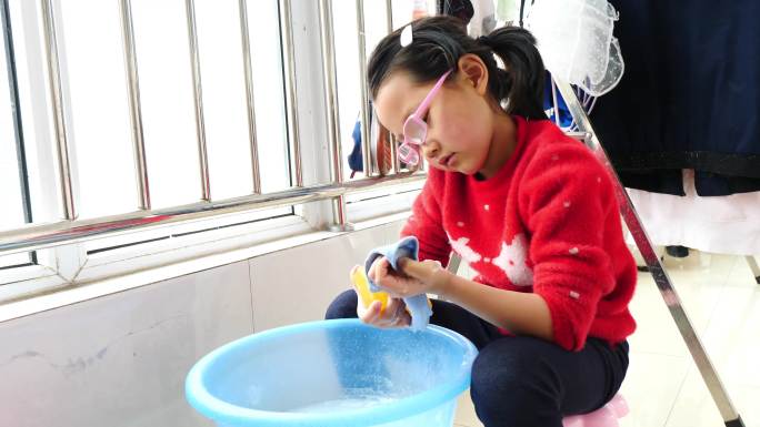 小女孩洗衣服帮助妈妈做家务做家庭作业洗袜