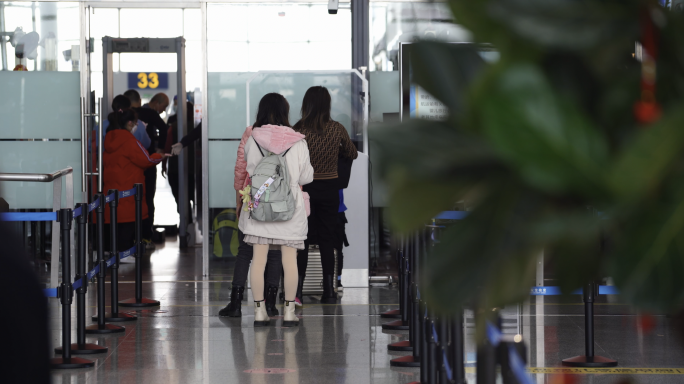 4K机场安全检查柜台旅客过安检空镜