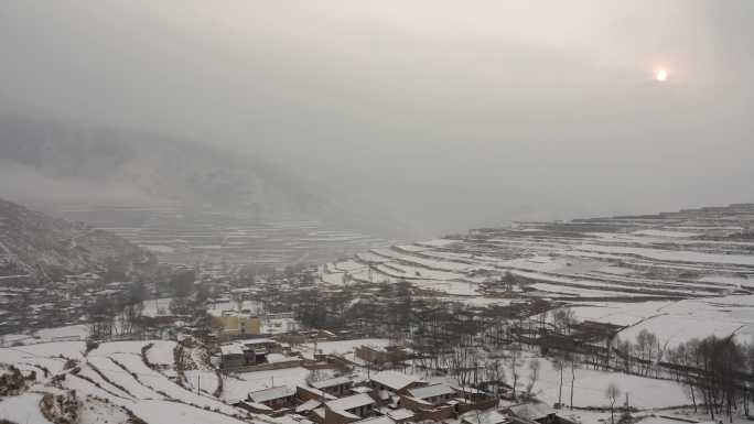 雪景山区村庄黄昏