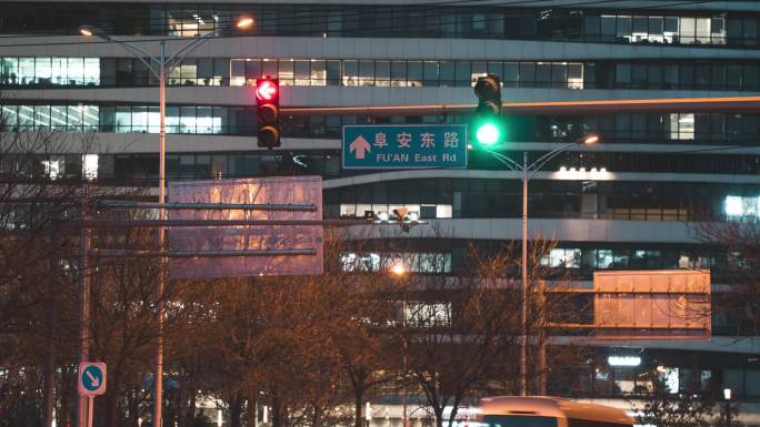 北京城市十字路口红绿灯与车流4k