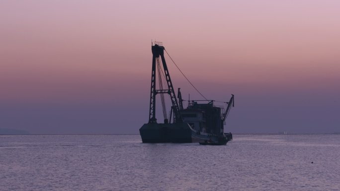 海上落日海燕海滩货轮