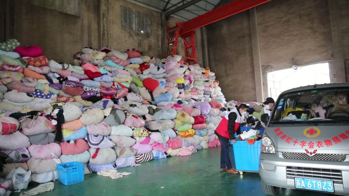南京市红十字会旧衣回收志愿者学雷锋