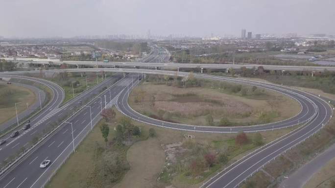 4K灰片航拍城市快速路和高速公路