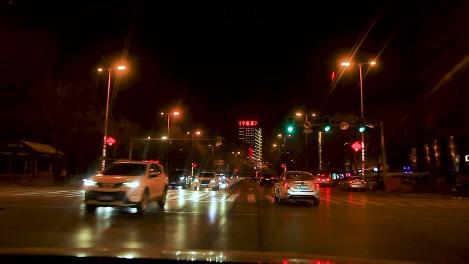 实拍汽车行驶在夜晚的城市中