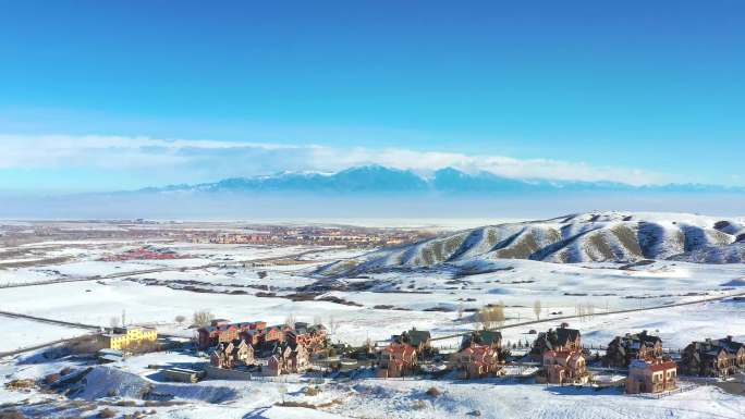 航拍：新疆雪山下的别墅度假村