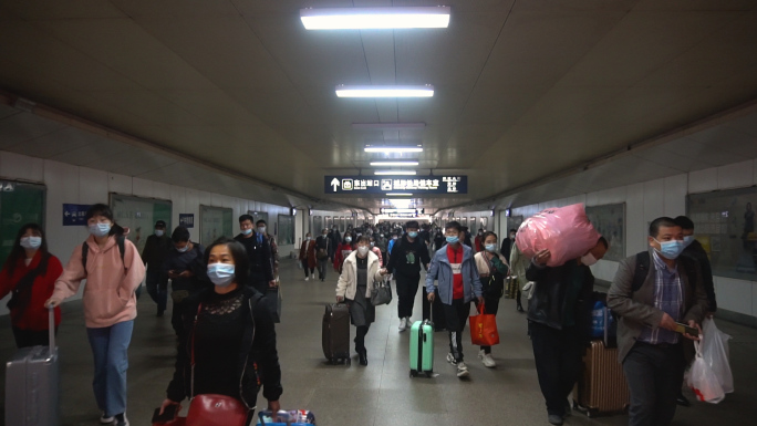 火车站进站密集人群出站旅途拥挤