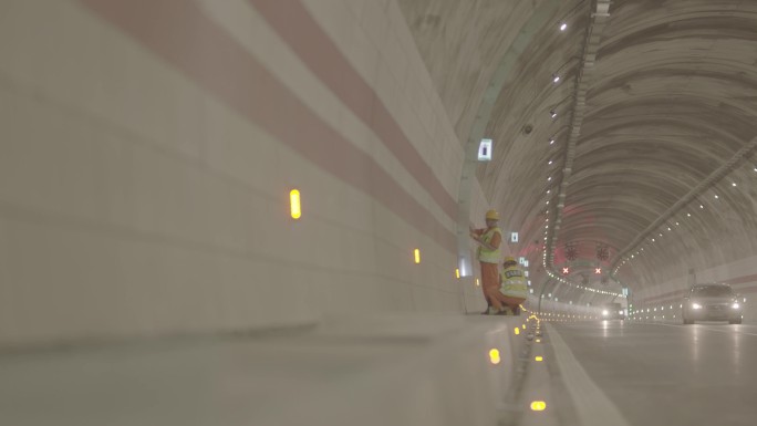 实拍高速隧道内电力技术人员维护场景