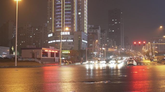 红灯变绿灯透明雨伞唯美车流