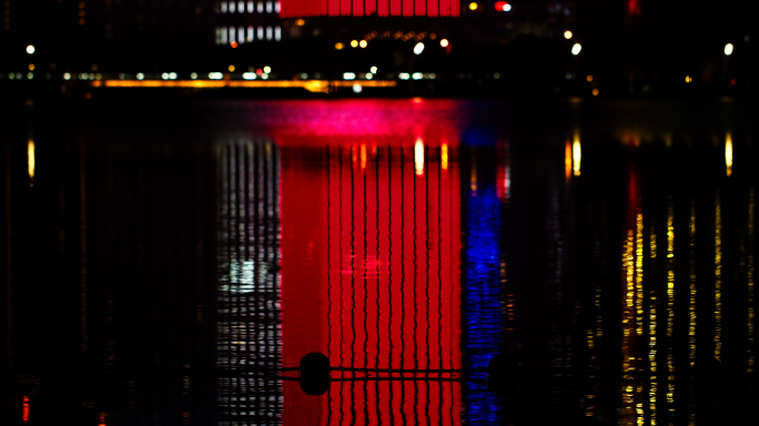 天鹅湖夜景光斑倒影