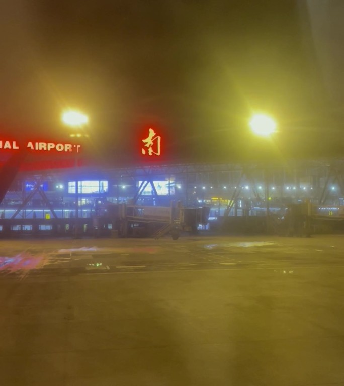 济南机场起飞窗外