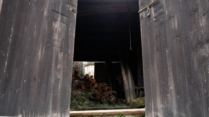 破旧古宅老宅院_天井木头房古建筑_古屋檐