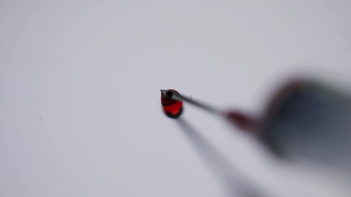 针头滴出的红色液体血液检测血样样本